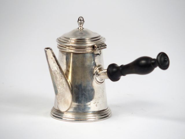 Théière égoiste en argent, poinçon Minerve, manche en bois noirci. 138