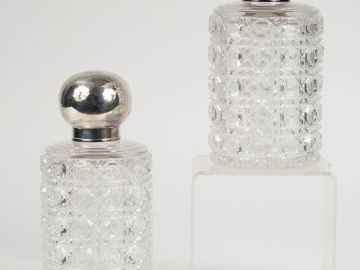 Paire de flacons en cristal taillé et argent, poinçon Minerve.