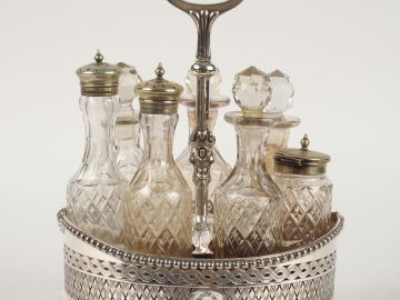 Nécessaire à condiments en cristal et métal.