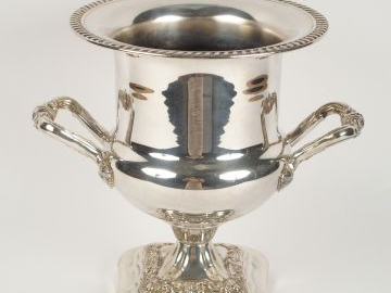 Vase Médicis couvert en métal argenté anglais.