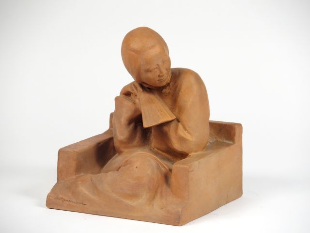 HAUCHECORNE. "Jeune asiatique à l'éventail". Sculpture en terre cuite,