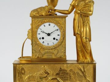 Pendule borne, début XIXème en bronze doré par Drouot à Paris, à décor