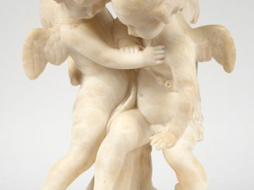 Groupe en albatre fin XIXème 'Amours jouant". H. 44 cm (petits acciden