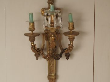 Paire d'appliques de style Louis XVI en bronze doré à décor de pot à f