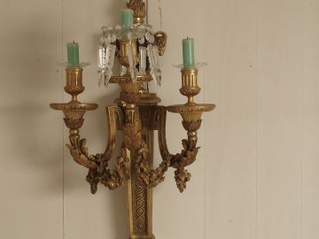 Paire d'appliques de style Louis XVI en bronze doré à décor de pot à f