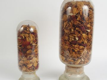 Deux différents pots pourris en verre. H. 31 et 44 cm