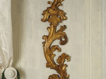 Paire de bois sculptés et dorés à décor de feuilles d'acanthe . H. 97 
