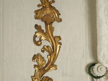 Paire de bois sculptés et dorés à décor de feuilles d'acanthe . H. 97 