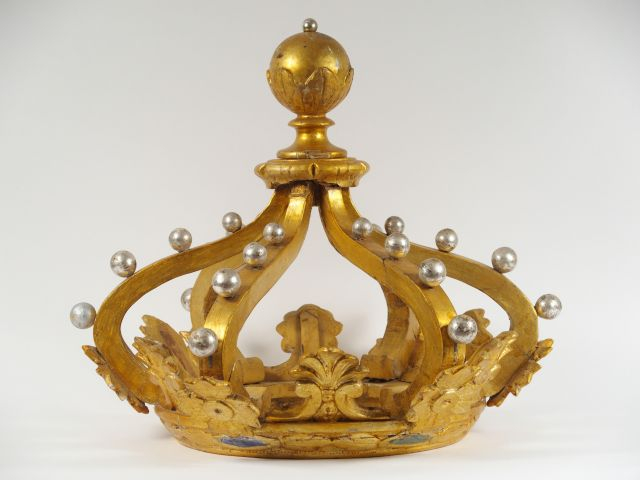 Grande couronne en bois doré sculpté, doré et argenté. 50 x 60 cm