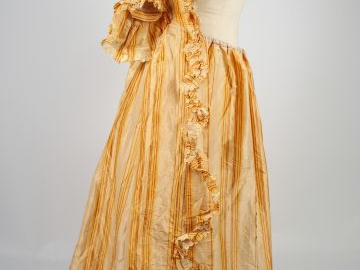 Robe à la française manteau en taffetas de soie à rayures crème et ocr