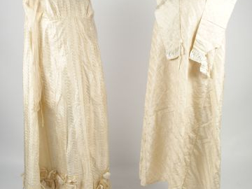 Un lot de 2 robes en soie XIX è siècle remaniées probablement pour la 