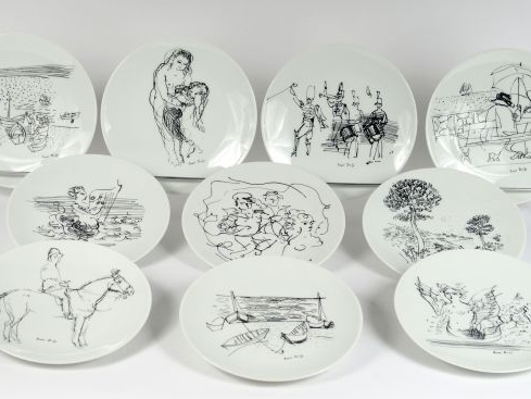 Raoul DUFY (d'après). Suite de 23 assiettes en porcelaine à décor en g