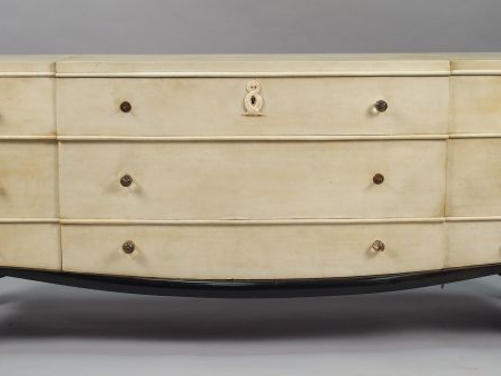 André ARBUS. Commode en parchemin et laque noire ouvrant à neuf tiroir