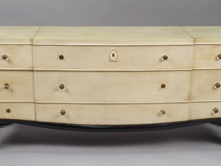 André ARBUS. Commode en parchemin et laque noire ouvrant à neuf tiroir