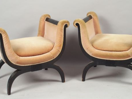 André ARBUS. Paire de fauteuils curules en laque noire, garniture de v