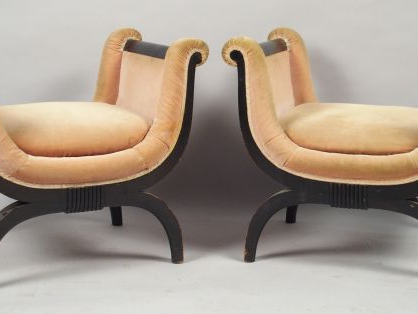 André ARBUS. Paire de fauteuils curules en laque noire, garniture de v
