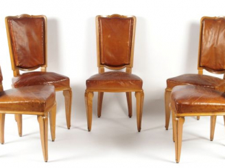 Vente aux enchères ARBUS. Suite de 5 chaises de salle à manger en bois clair et cuir fauv