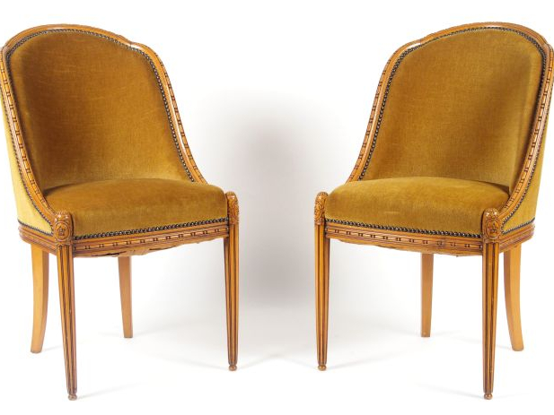 Paul FOLLOT. (attribué à). Mobilier de salon en bois naturel mouluré e