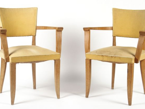 Maxime OLD (Attribué à). Paire de fauteuils en bois clair, garniture e