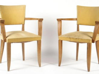 Vente aux enchères Maxime OLD (Attribué à). Paire de fauteuils en bois clair, garniture e