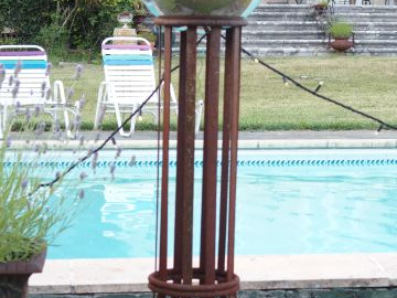Une paire de sellettes de jardin en fer. H. 95 cm