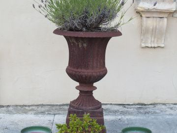 Paire de vases Médicis en fonte avec socle. H. 70 cm