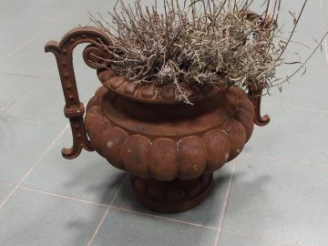 Vente aux enchères Une jardinière en fonte à décor de godrons. H. 42 cm