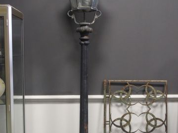 Paire de lampadaires de jardin en fonte laqués noir et zinc. H. avec l