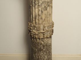 Paire de sellettes Napoléon III en marbre gris, à décor de pampres. H.