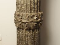 Paire de sellettes Napoléon III en marbre gris, à décor de pampres. H.