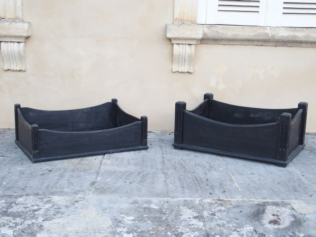 Deux différents paniers pour chien en bois laqué noir. 30 x 82 x 59 cm