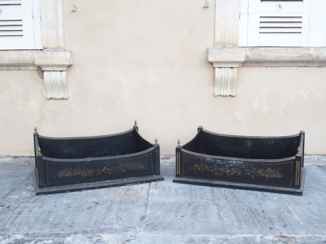 Deux différents paniers pour chien en bois laqué noir. 30 x 82 x 59 cm