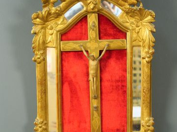 Crucifix, cadre à parecloses en bois doré.  69 x 39,5 cm