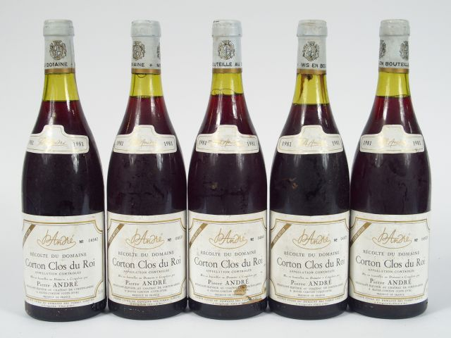 5 BOUTEILLES CORTON ' CLOS DU ROI' P. ANDRE - 1981 - 2 à 2 CM/1 à 2,5 