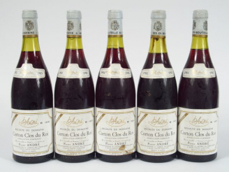 Vente aux enchères 5 BOUTEILLES CORTON ' CLOS DU ROI' P. ANDRE - 1981 - 2 à 2 CM/1 à 2,5 