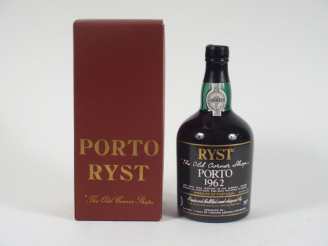 Vente aux enchères 1 BOUTEILLE PORTO RYST 'THE OLD CORNER SHOP' - 1962 - MISE : 1973/COFF