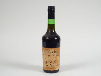 Vente aux enchères 1 BOUTEILLE CALVADOS DU PAYS D'AUGE A. CAMUT PLUS DE 40 ANS