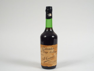 Vente aux enchères 1 BOUTEILLE CALVADOS DU PAYS D'AUGE A. CAMUT PLUS DE 40 ANS