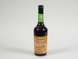 Vente aux enchères 1 BOUTEILLE CALVADOS DU PAYS D'AUGE A. CAMUT PLUS DE 40 ANS