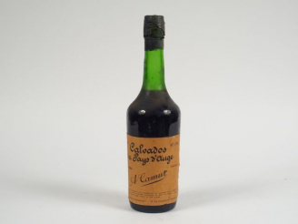 Vente aux enchères 1 BOUTEILLE CALVADOS DU PAYS D'AUGE A. CAMUT 45/50 ANS