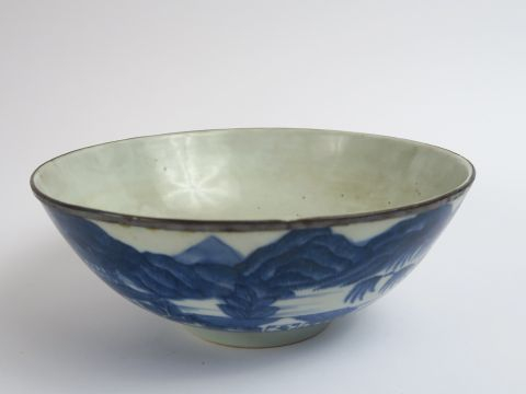 Bol en porcelaine de Hué, décor en camaïeu bleu. Diam. : 19 cm