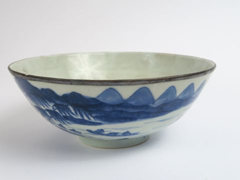 Bol en porcelaine de Hué, décor en camaïeu bleu. Diam. : 19 cm