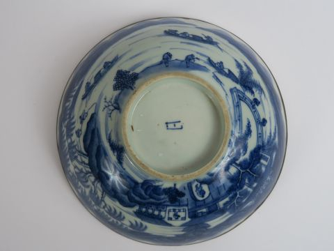 Bol en porcelaine de Hué, décor en camaïeu bleu. Diam. : 19 cm
