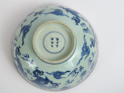 Bol en porcelaine de Hué, décor en camaïeu bleu de dragons. (fels) Dia