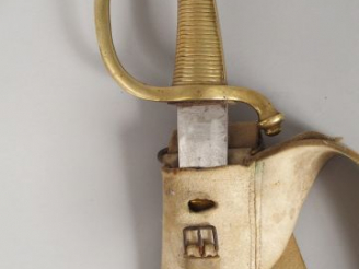 Vente aux enchères Sabre briquet modèle AN IX, fusée en bronze coulé à 36 torons, quillon