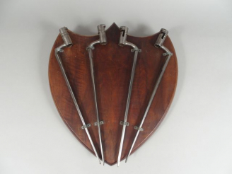 Vente aux enchères Tableau bois en forme d’écusson portant 4 baïonnettes à douille type A