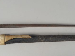 Vente aux enchères Baïonnette type An IX dans son fourreau en cuir noir, bouterolle laito
