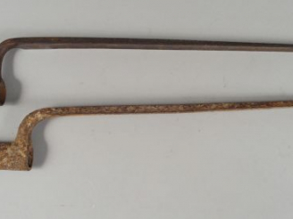 Vente aux enchères Lot de deux baïonnettes à douille dont une primitive sans virole oxydé