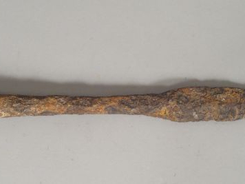 Fer de lance du bas moyen âge en fer aciéré à douille fermée, pointe à