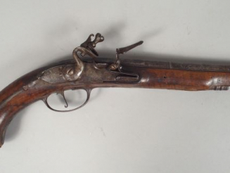 Vente aux enchères Pistolet à silex 1er tiers du XVIIIème siècle, arme montée fer, corps 